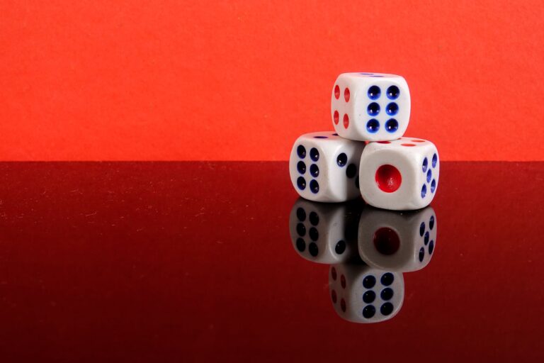 close-up-dices-red-background (1)